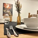 Reading City Centre Spacious High End 1-Bedroom Flat Long Term Stays