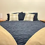 Reading City Centre Spacious High End 1-Bedroom Flat Long Term Stays