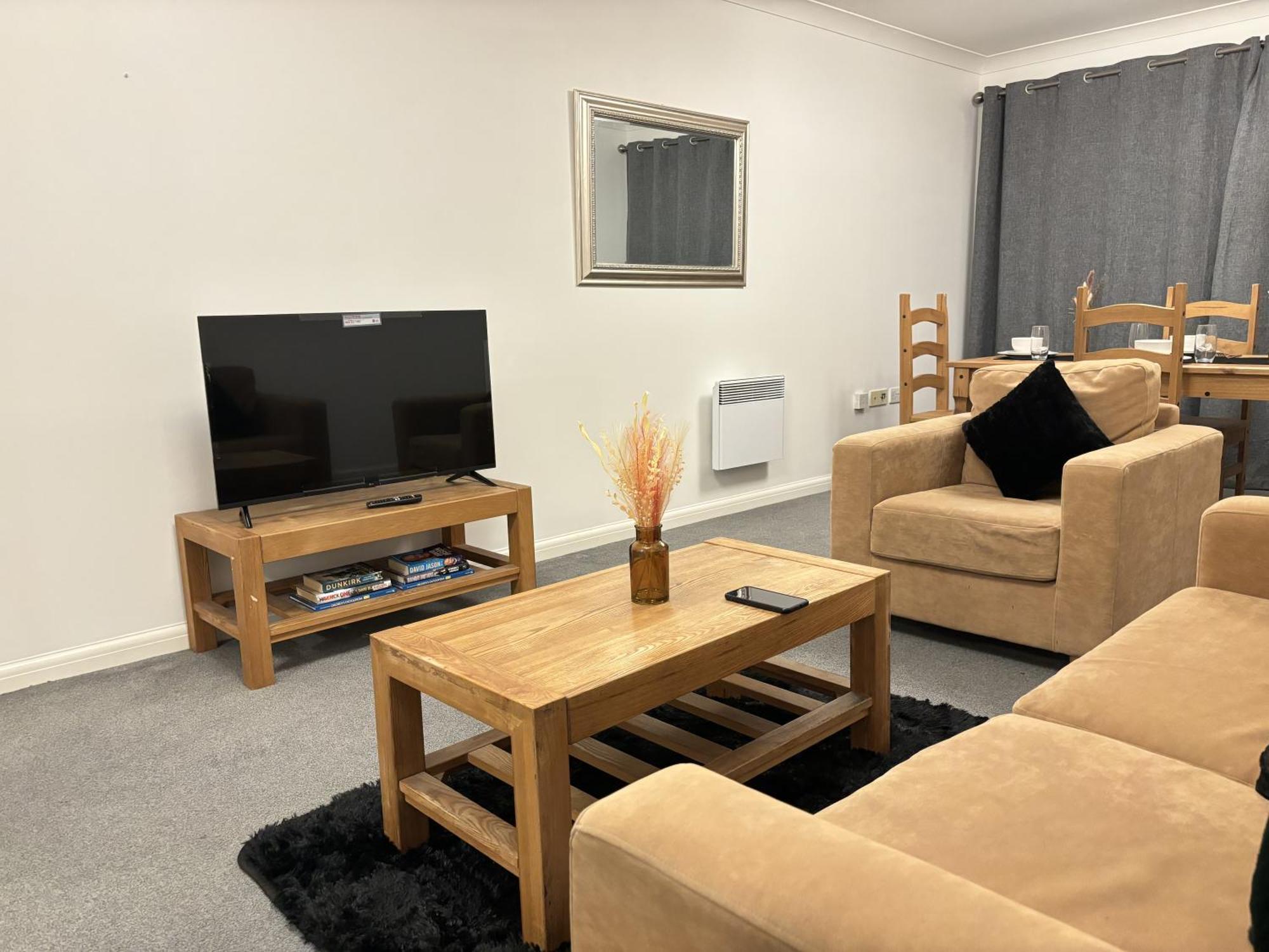 Centre Spacious High End 1-bedroom Flat Long Term * Reading
