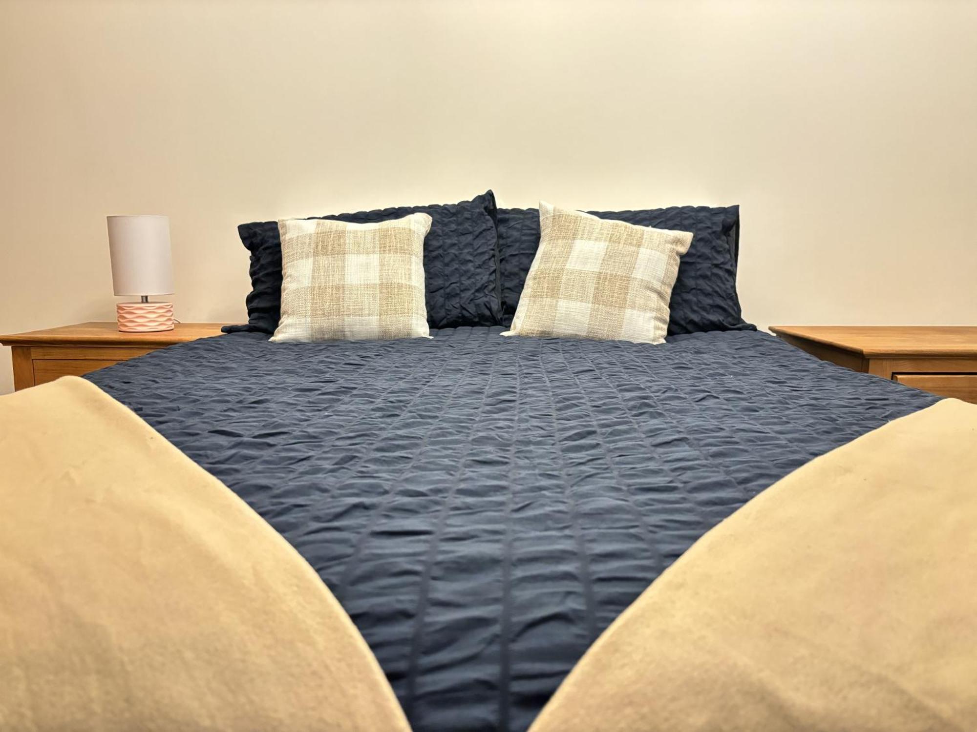 Centre Spacious High End 1-bedroom Flat Long Term Apartment *