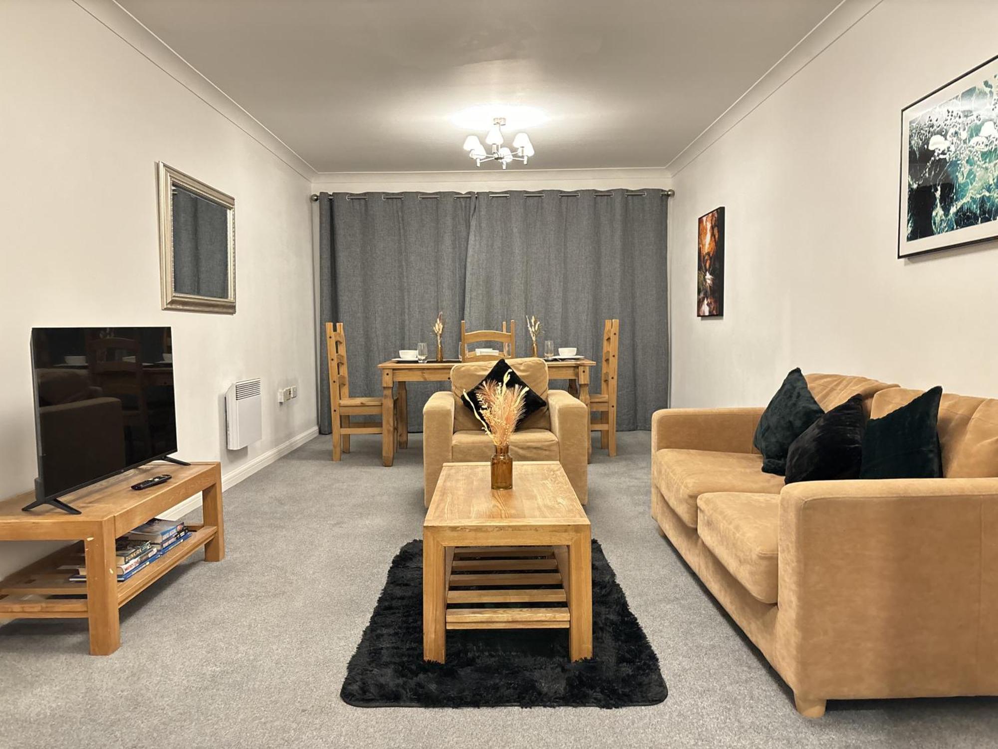 Apartment Centre Spacious High End 1-bedroom Flat Long Term *