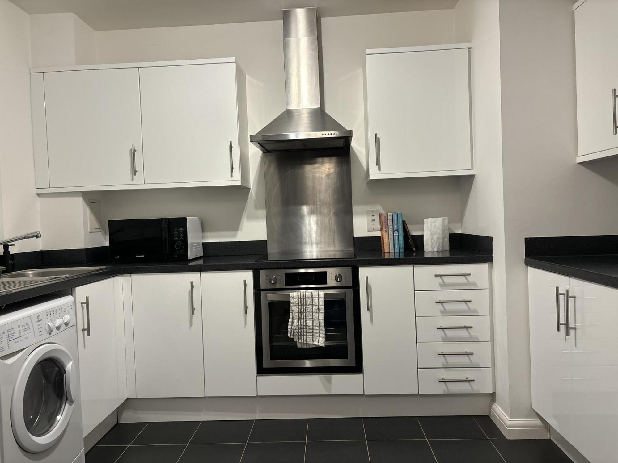 Centre Spacious High End 1-bedroom Flat Long Term Apartment Reading