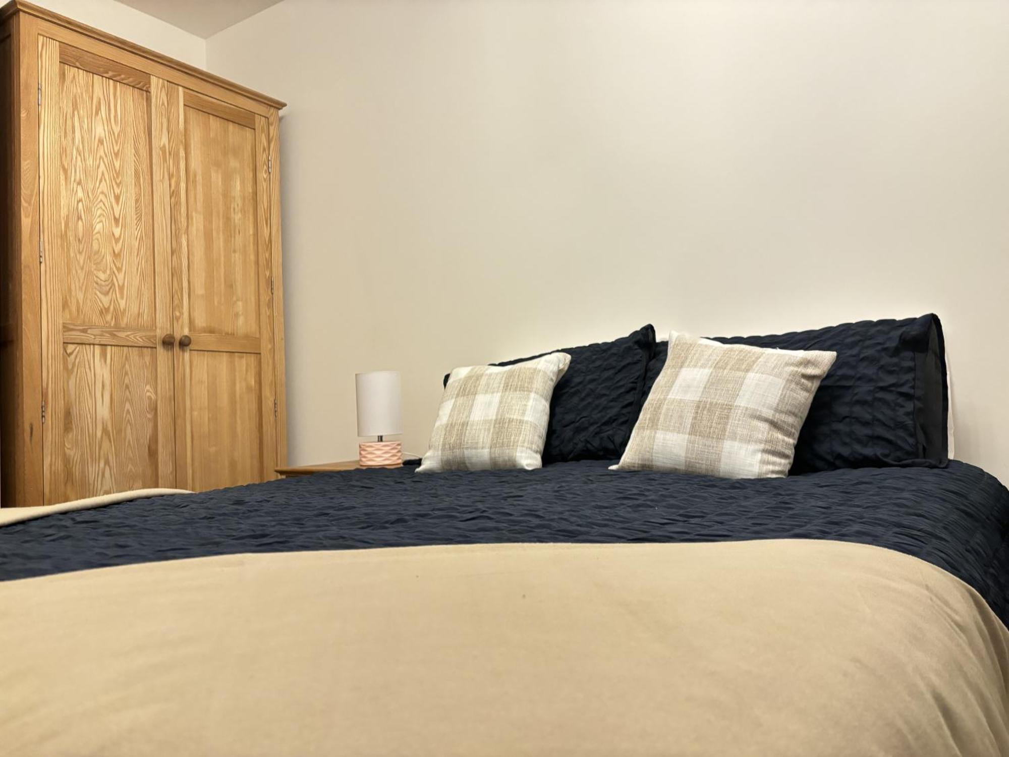 Centre Spacious High End 1-bedroom Flat Long Term Apartment *