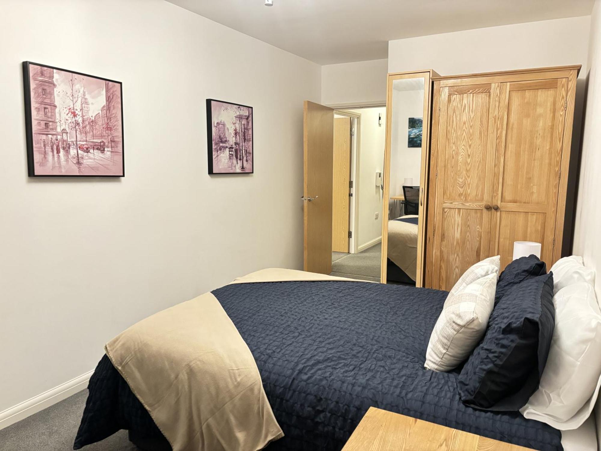 Apartment Centre Spacious High End 1-bedroom Flat Long Term