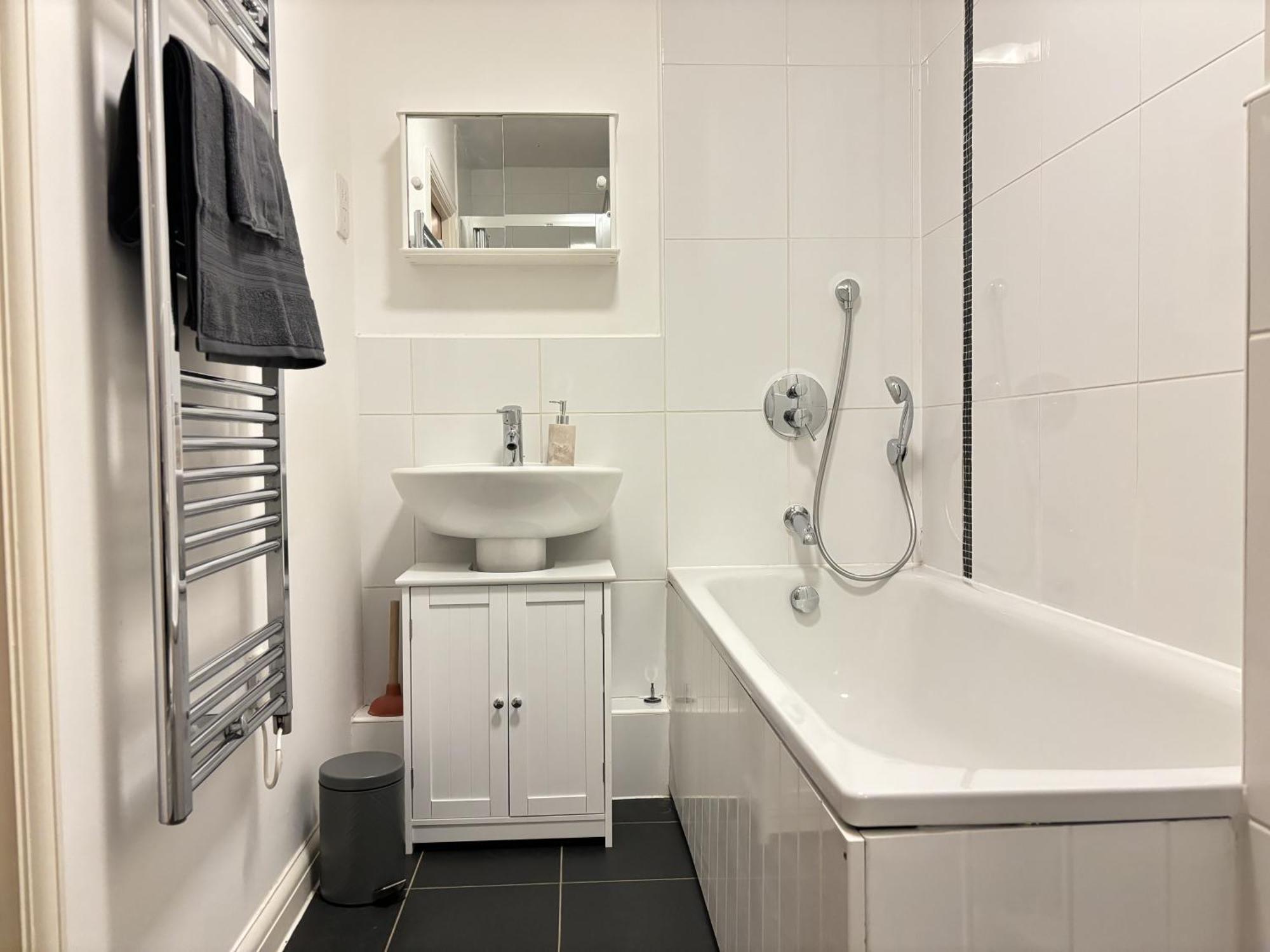 Apartment Centre Spacious High End 1-bedroom Flat Long Term *