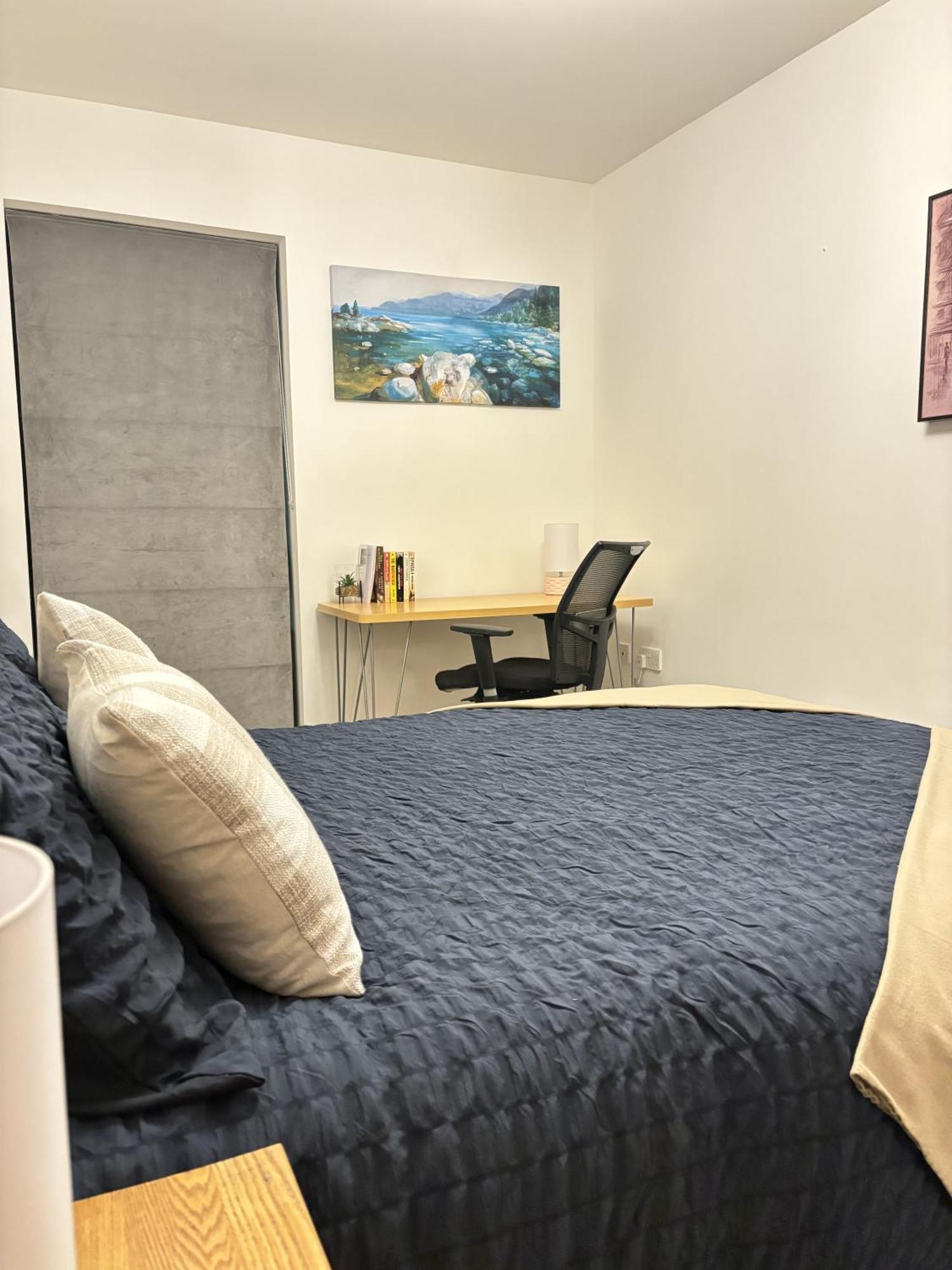 Apartment Centre Spacious High End 1-bedroom Flat Long Term